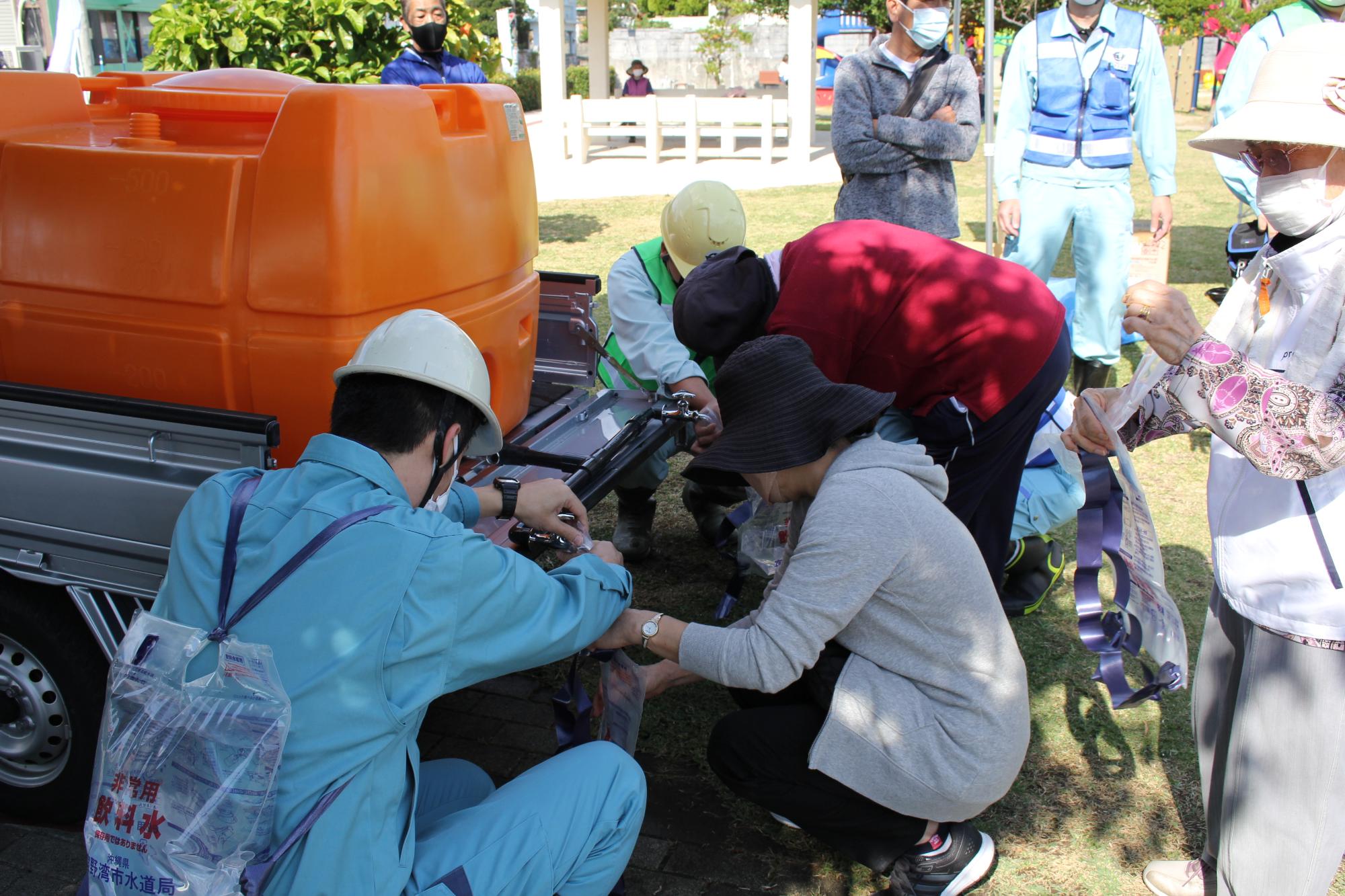 応急給水袋に給水