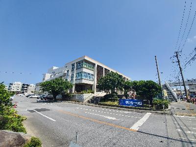 県道330号線から見た宜野湾市民会館