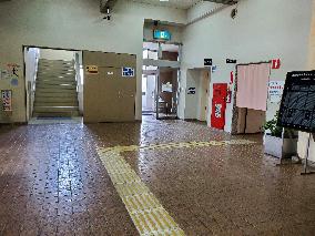 市民会館ロビー（左）