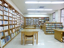 本棚の多い部屋の写真
