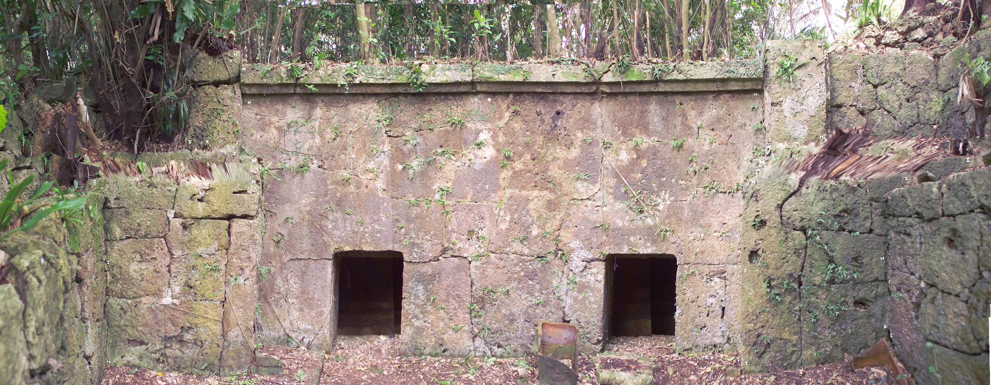 神山シリガーラ流域古墓群の27・28正面（2005年10月14日）