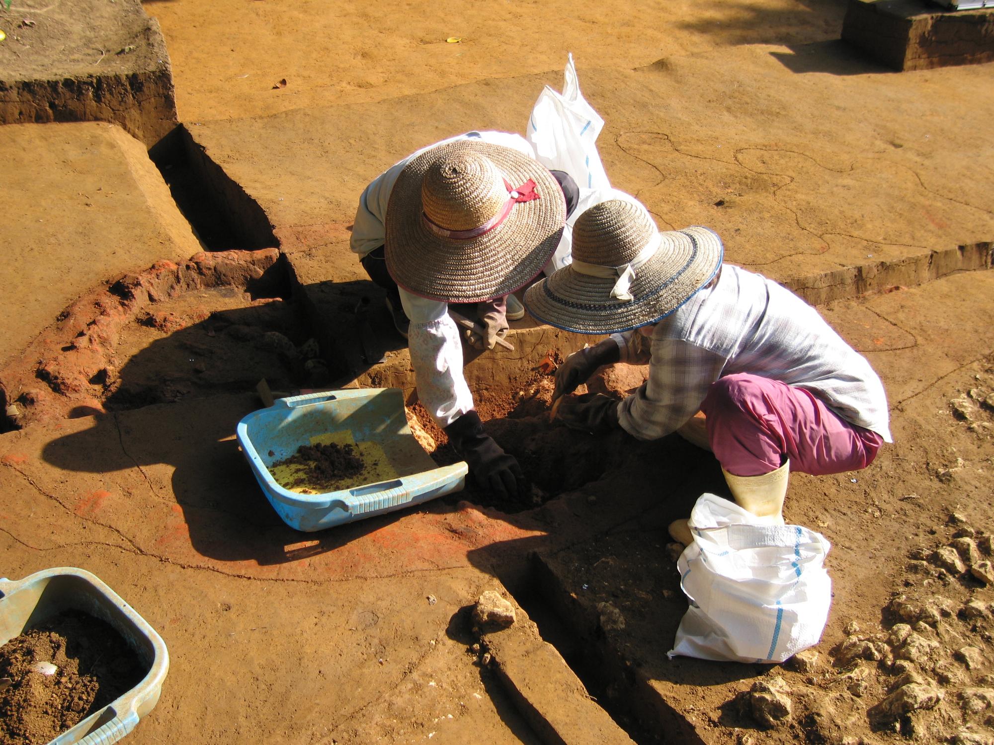 H19年度神山同原遺跡の範囲確認調査風景（2007年10月15日）