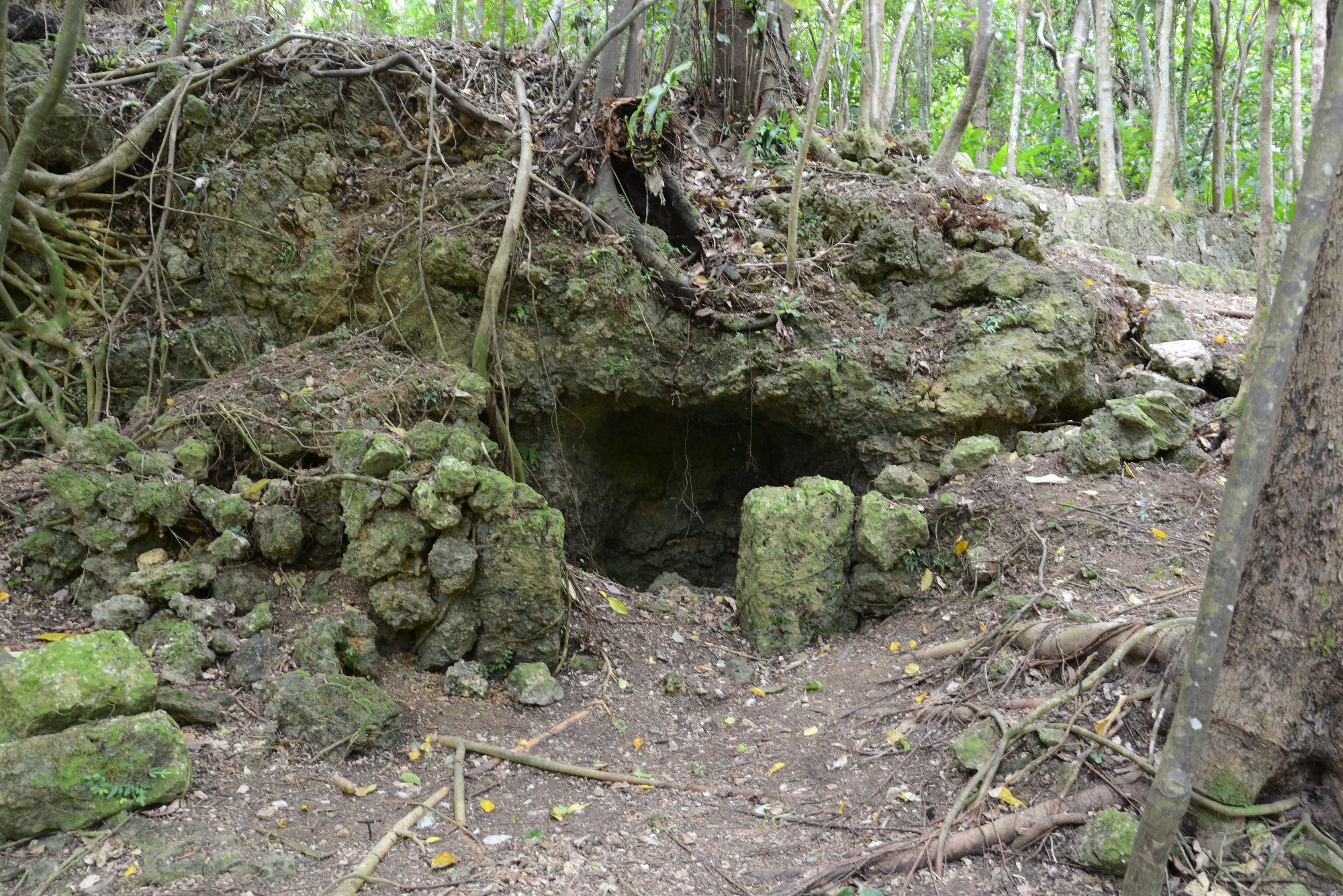 赤道シキロー流域古墓群　西9号墓(2014年3月28日)