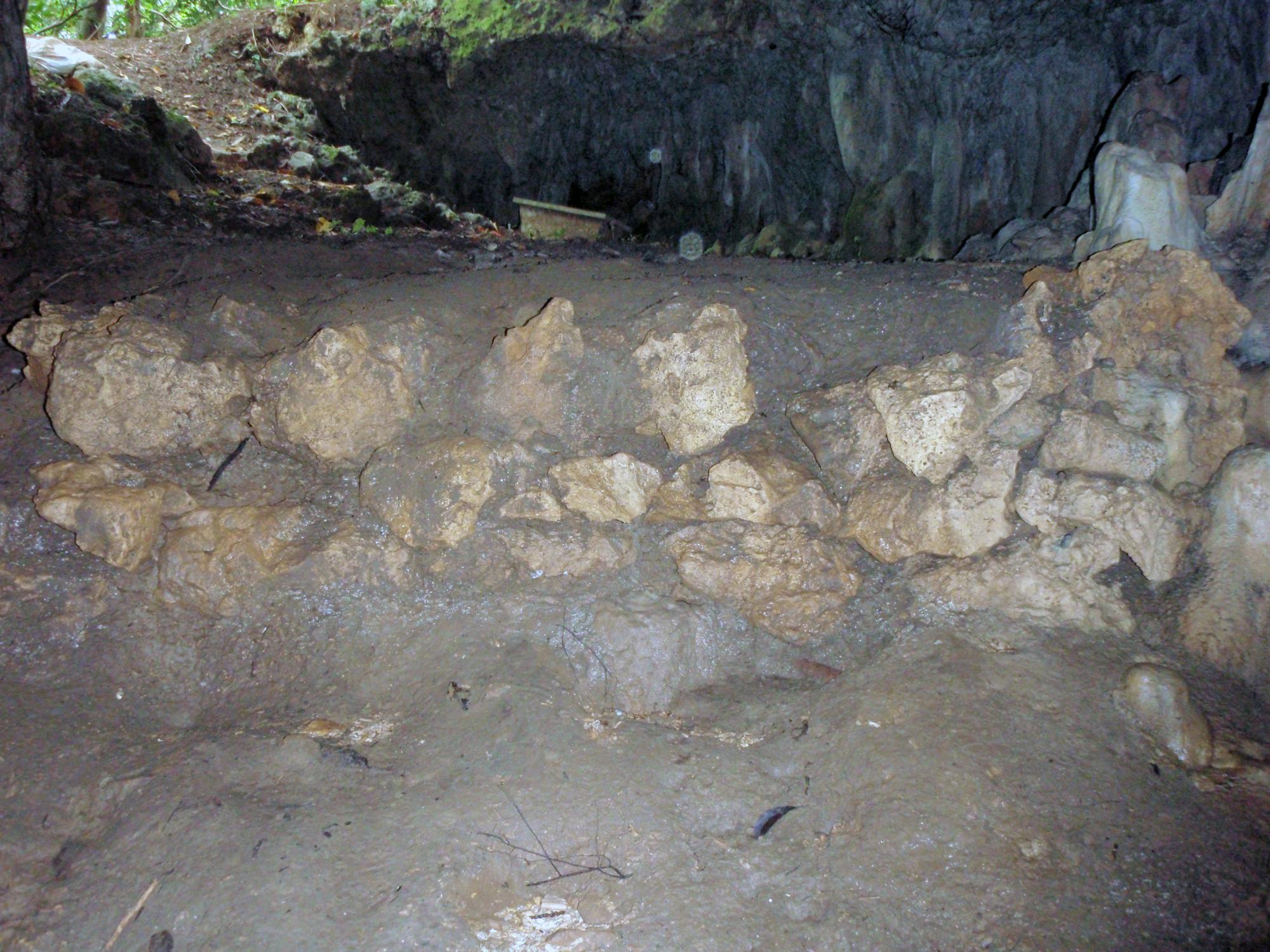 Stone retaining wall