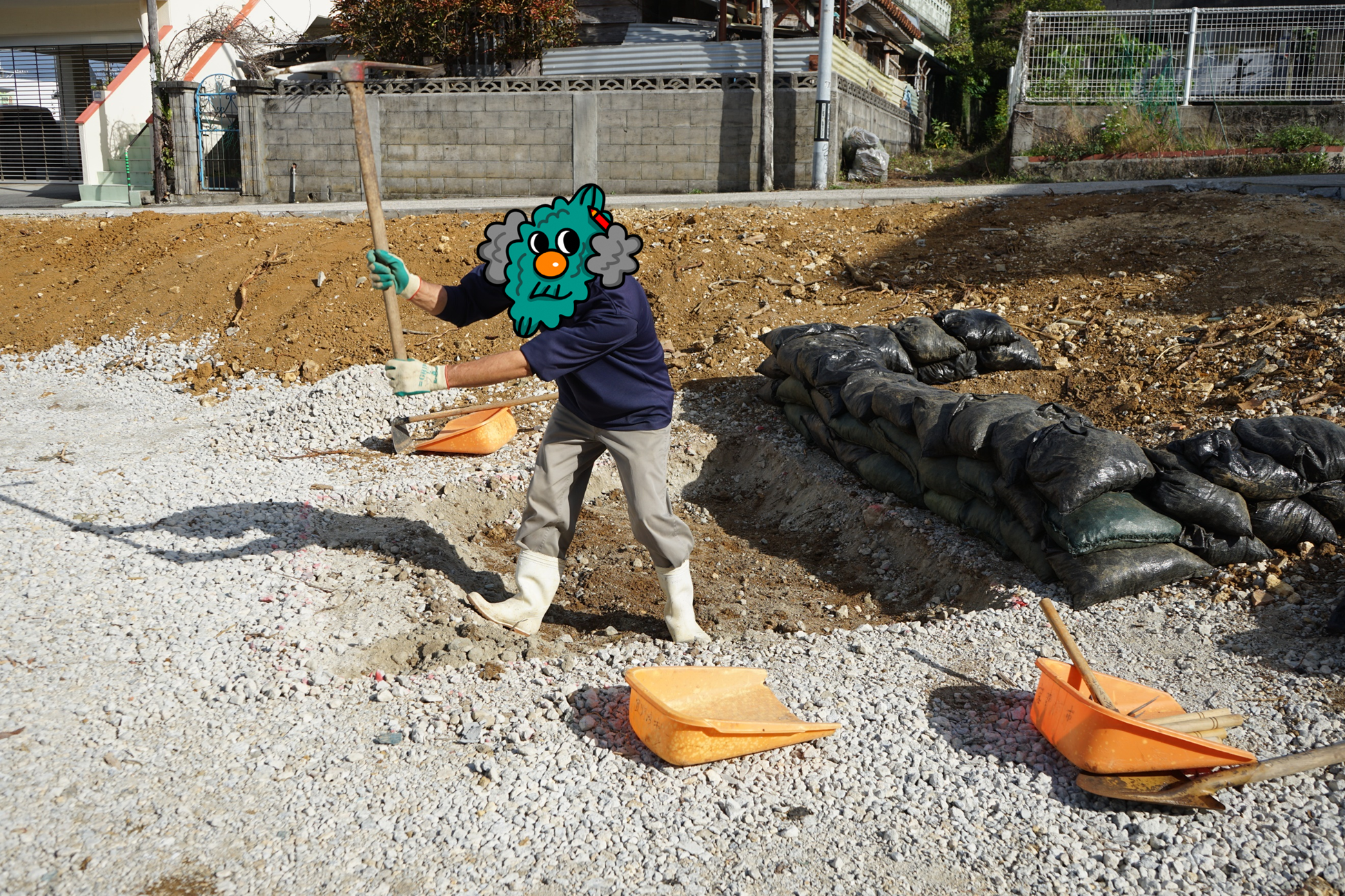 つるはしをふるう作業員