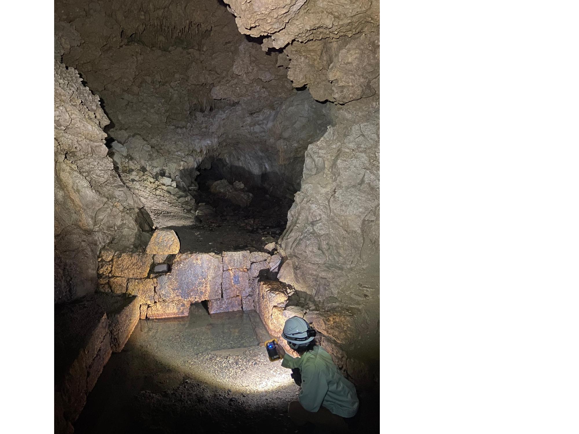 Does this photo convey how big the cave is 😲