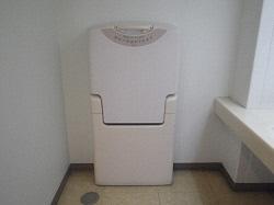 トイレに設置されたおむつ替えシート台の写真