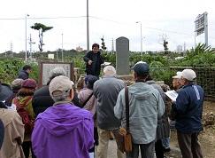 石碑の前に集まって説明を聞いている市民講座の参加者の写真