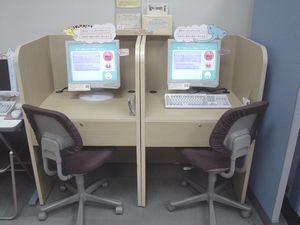 図書館所蔵資料を検索するためのパソコンが2台設置されている写真