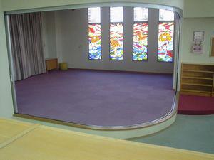 素敵な壁ガラスと紫色のカーペットがひいてある部屋の写真