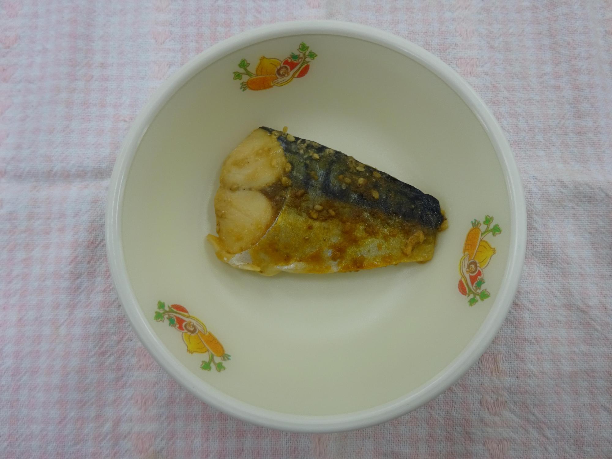 ゴマと味噌を絡めて焼いたさばがお皿にのっている写真