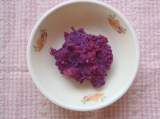 紅芋と黄桃とむき栗をつぶして作った、紫色の紅芋と栗のきんとんの写真