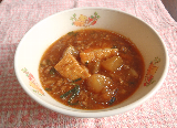 ひき肉、厚揚げ、タケノコ、大根を味噌や豆板醤で調理されたマーボー大根が、白い器に入っている写真