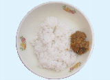 白ご飯に納豆、ネギ、しょうが、味噌を炒めた納豆味噌が添えられている写真