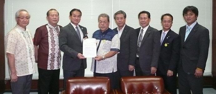 市長と7名の議員さんが回答文書を持って並んでいる写真