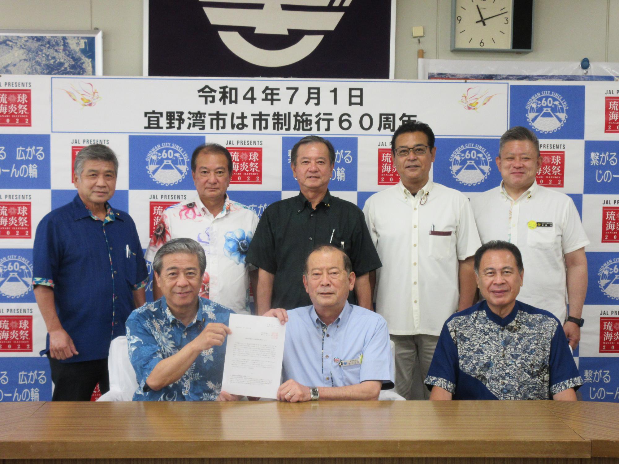 議会からの提言書等を直接市長へ手交いたしました（6月29日）