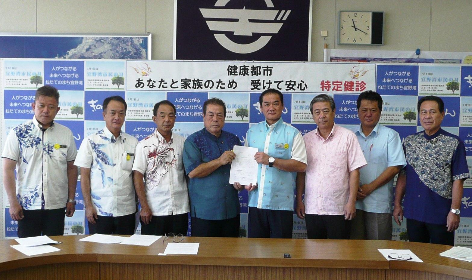 市長と7名の議員さんが提言書を持って並んでいる写真