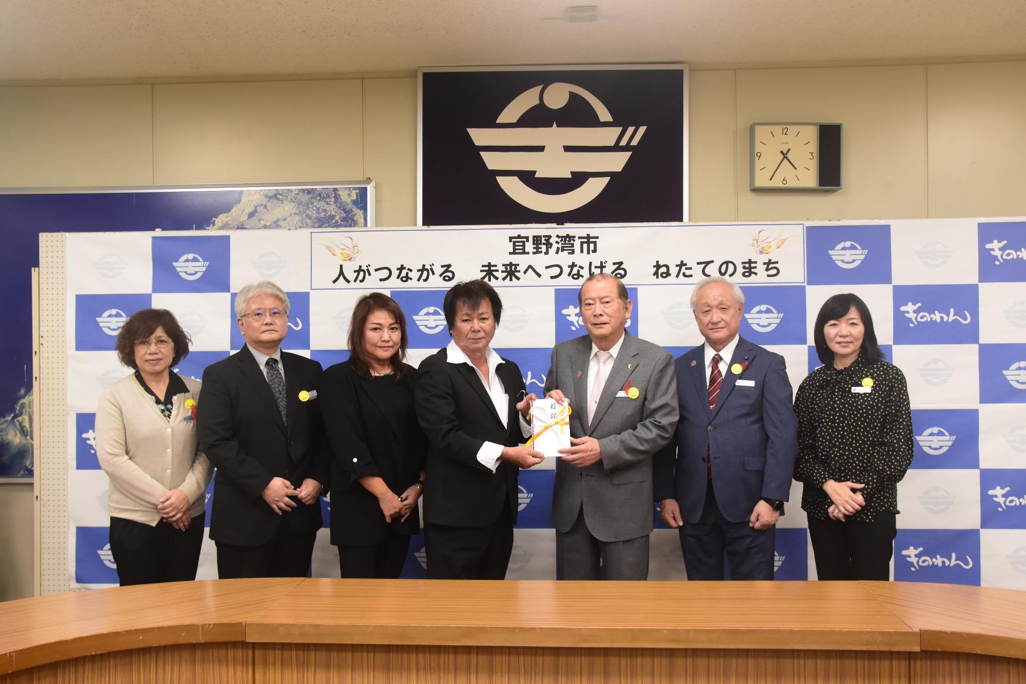 SiR株式会社寄附金贈呈の様子
