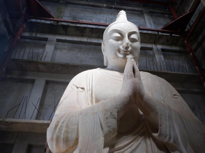 解体工事中の祈念像原型の様子