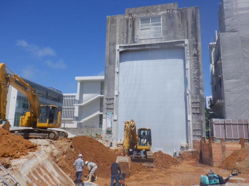 アトリエ棟前掘削