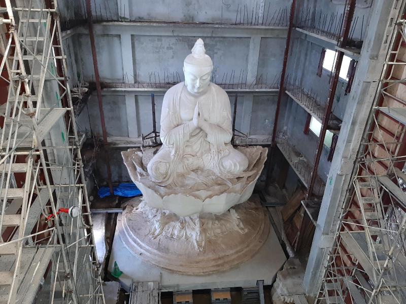 養生棟から見た祈念像原型の様子